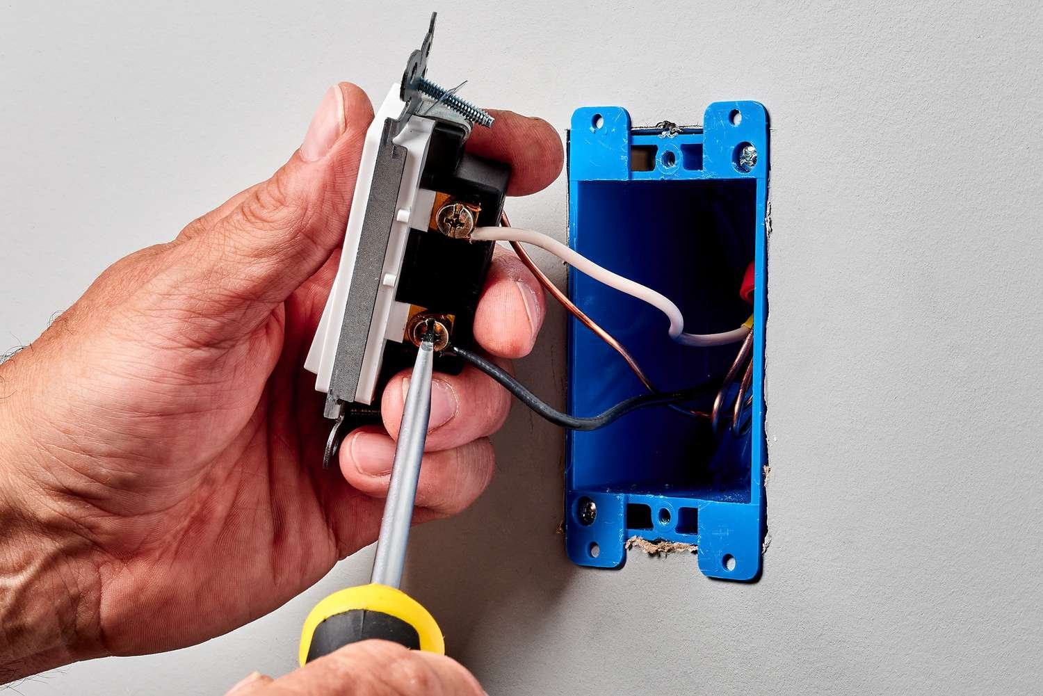 how to replace a light switch 1824670 07 newswitch 40431 69f2872f4a734dc89e3c2bed8711fc69