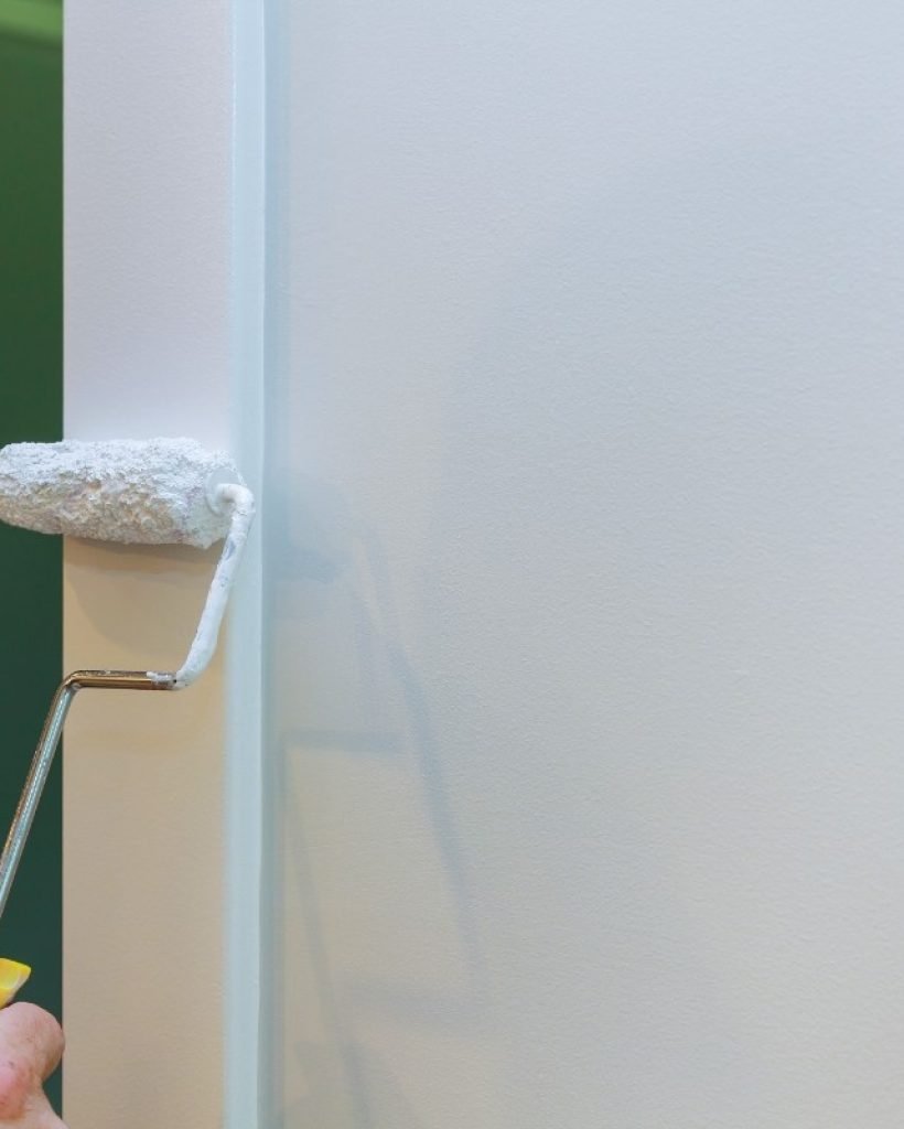 master-paints-wooden-moldings